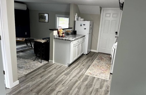 Marquette Apartment | Superb Spot- 906, Bluff St Flat