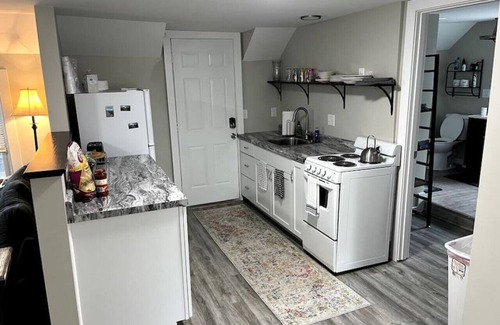 Marquette Apartment | Superb Spot- 906, Bluff St Flat