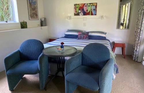 Whanganui House | Superb studio retreat with Spa, Pool & BBQ access