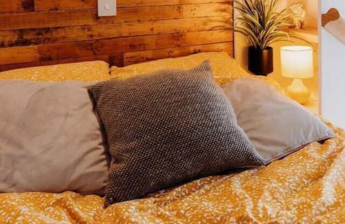 Caldicot House | Superb Tiny Home. Super fast Wi-Fi. Parking.