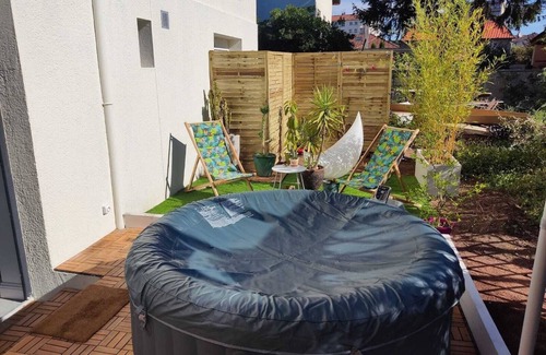 Bron Apartment | Superbe appartement avec jacuzzi avec jardin privé