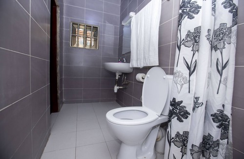 Porto-Novo Apartment | Superbe Appartement 1 lit de 2 Place Avec Douche Personel Ideal Pour 2 Personnes