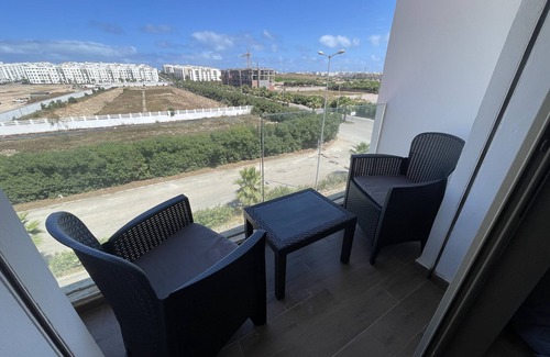 Oulad Azzouz Apartment | Superbe Appartement Avec Grande Piscine, à 5 Minutes de la Plage !