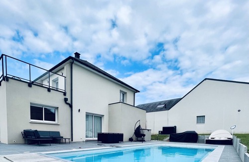 Fontaine-Etoupefour House | Superbe Villa Avec Grand Jardin et Piscine Chauffée. Quartier Privé Calme