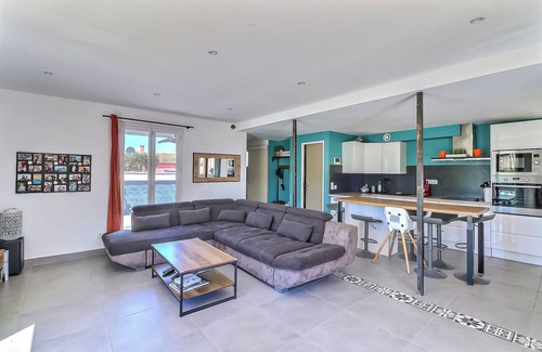 Bouillargues House | Superbe Villa 6 Couchages + un lit Bébé, Jacuzzi, Piscine, Salle de Sport, Calme