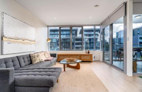 Kingston Apartment | Superbly Convenient Lakefront View Apt - Hosted by Canstay