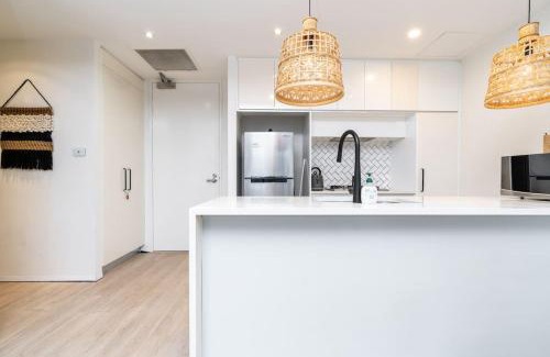 Kingston Apartment | Superbly Convenient Lakefront View Apt - Hosted by Canstay