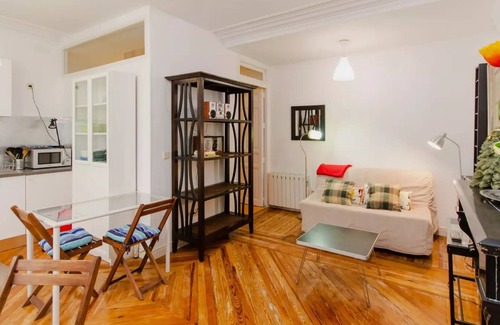 Trafalgar Apartment | Superbly Located Apartment Bilbao Metro Station