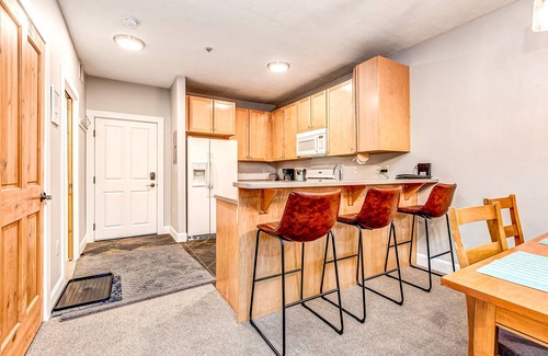 Kimball Junction Condo | Superbly Updated Condo with Mountain Views, Shared Pool, Hot Tub, Walking Paths