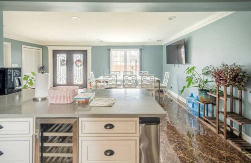 Queens House | Superior 1-bedroom house in fabulous Queens