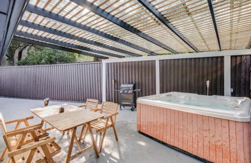 Northwest Dallas House | Superior 4BR 2BA Holiday Home with Hot Tub & Grill