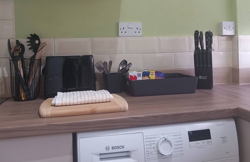 Airdrie Apartment | Superior Apartment | Edinburgh & Glasgow Trains | Private off street parking |
