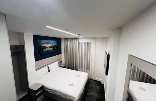 Valentines Hotel | Superior-Double or Twin-Ensuite with shower