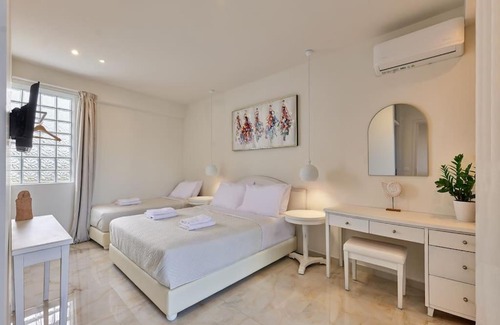 Stavromenos Apartment | Superior family apartment w/pool dining area