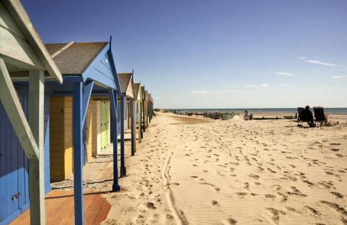 West Wittering House | Superior house for 6 near beach w parking garden
