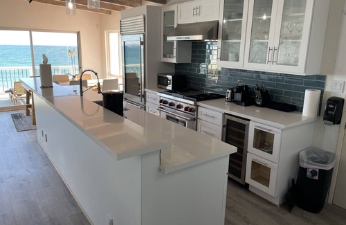 Central Malibu House | Superior Malibu Road Oceanfront Townhouse PRIVATE BEACH