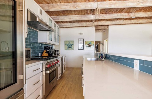 Central Malibu House | Superior Malibu Road Oceanfront Townhouse PRIVATE BEACH