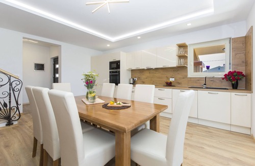 Nedescina Villa | Superschönes Ferienhaus mit Pool