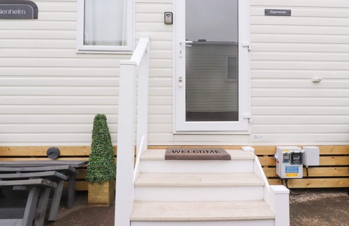 Knott End-on-Sea House | SUPERSONIC LODGE, pet friendly, with pool in Glasson Dock