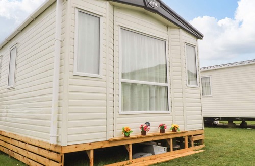 Knott End-on-Sea House | SUPERSONIC LODGE, pet friendly, with pool in Glasson Dock