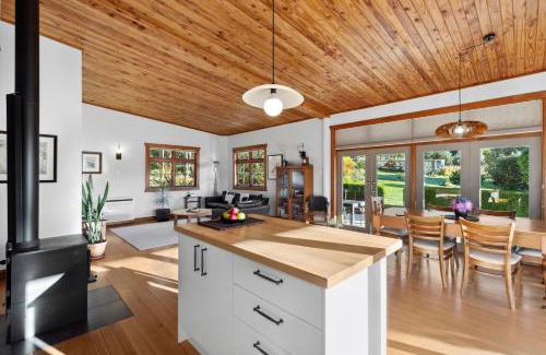 Upper Moutere House | Supplejack Gardens
