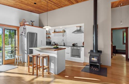 Upper Moutere House | Supplejack Gardens