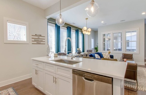 Berry Hill House | Supreme Luxury-Mins To Downtown-5 Full Baths
