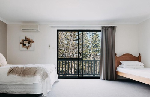 Wonnerup House | Sur Isle Estate. 11 bed entertainer, walk to beach