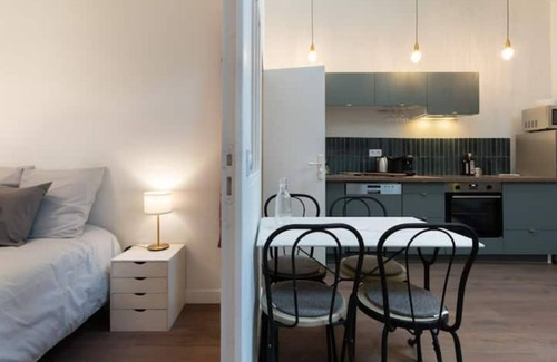 Lapeyrouse-Fossat Apartment | « Sur la Place » Centre Village Confortable et Calme