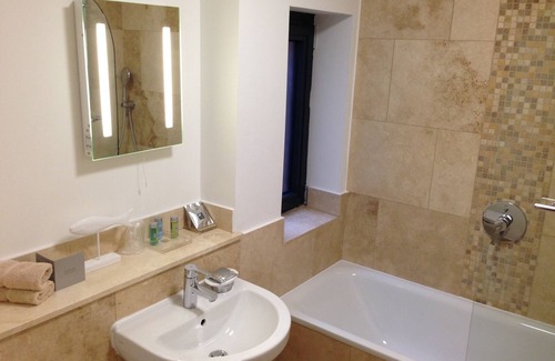 St. Mark's Apartment | Surbiton Hills Deluxe Apartment