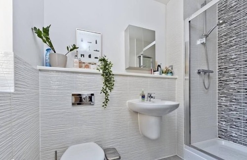 Surbiton Hill Apartment | Surbiton/Kingston - Modern Luxury Spacious Apartment