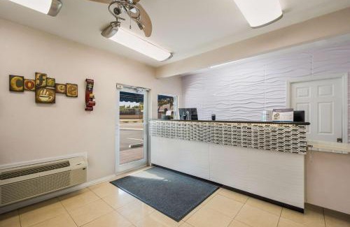 North Trail Hotel | SureStay Hotel by Best Western Sarasota Lido Beach