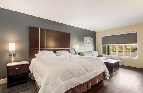 Indian Beach Sapphire Shores Hotel | SureStay Hotel by Best Western Sarasota Lido Beach