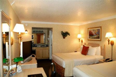 North Mountain Hotel | SureStay InnSuites Phoenix Hotel & Suites by Best Western