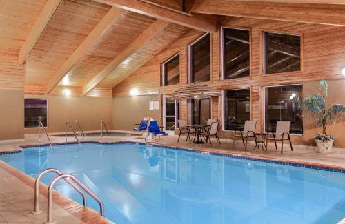 Litchfield Hotel | SureStay Plus Hotel by Best Western Litchfield