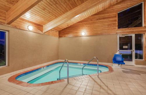 Litchfield Hotel | SureStay Plus Hotel by Best Western Litchfield