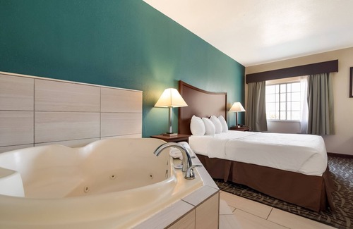 Topeka Hotel | SureStay Plus Hotel by Best Western Topeka Northwest