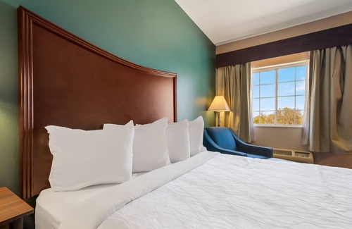 Topeka Hotel | SureStay Plus Hotel by Best Western Topeka Northwest