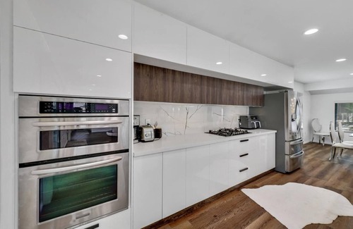 Huntington Beach Villa | Surf City Soiree modern Villa