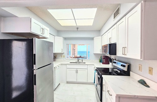 Palm Coast Condo | 🌅"Surfclub Retreat"🌴6th Floor Penthouse Corner! Wraparound Balcony! Ocean Views!🏖️