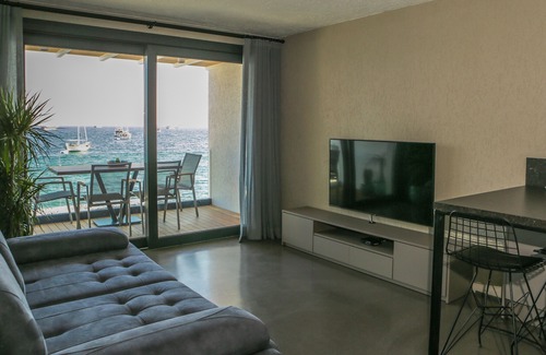 Bodrum City Center Apartment | Surfer Caravan Gastro Pub & Suites - Rhino Suite