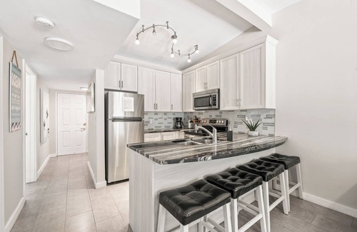 Orlando Beach Condo | Surfer's Paradise Riverfront Villa W/Private beach access, Fire Pit, & BBQ Grills 🌴☀️