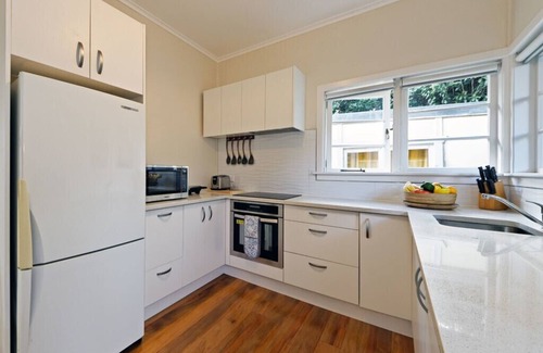 Piha Cottage | Surfer's Sunshine Cottage - Piha Holiday Home