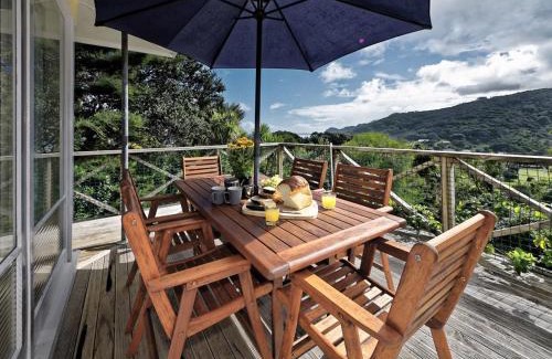 Piha House | Surfer's Sunshine Cottage - Piha Holiday Home
