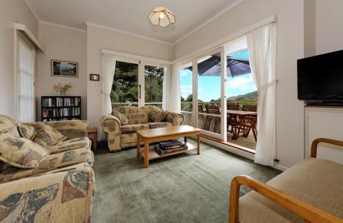 Piha House | Surfer's Sunshine Cottage - Piha Holiday Home