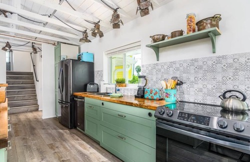 Cocoa Isles House | Surfer‘s Sunshine Waterfront home, walking distance to the Beach