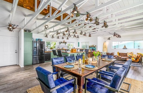 Cocoa Isles House | Surfer‘s Sunshine Waterfront home, walking distance to the Beach