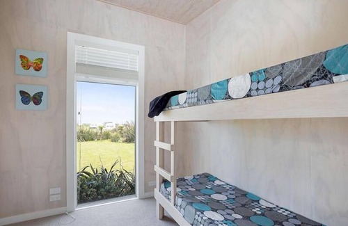 Colac Bay House | Surfs up beach Bach