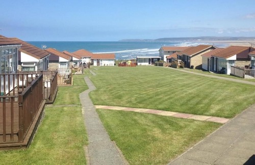 Westleigh Ski Chalet | Surfs Up Lodge - Westward Ho! only 5 mins walk from the beach