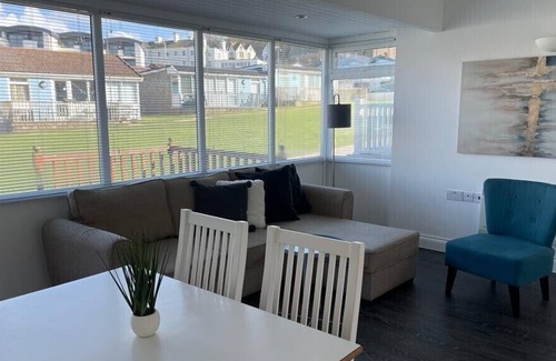 Westleigh Ski Chalet | Surfs Up Lodge - Westward Ho! only 5 mins walk from the beach